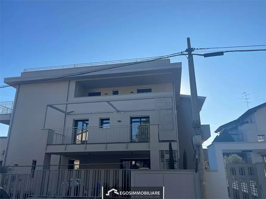 Immagine 1 di Trilocale in vendita  in Via Sirmione 21 a Desenzano Del Garda