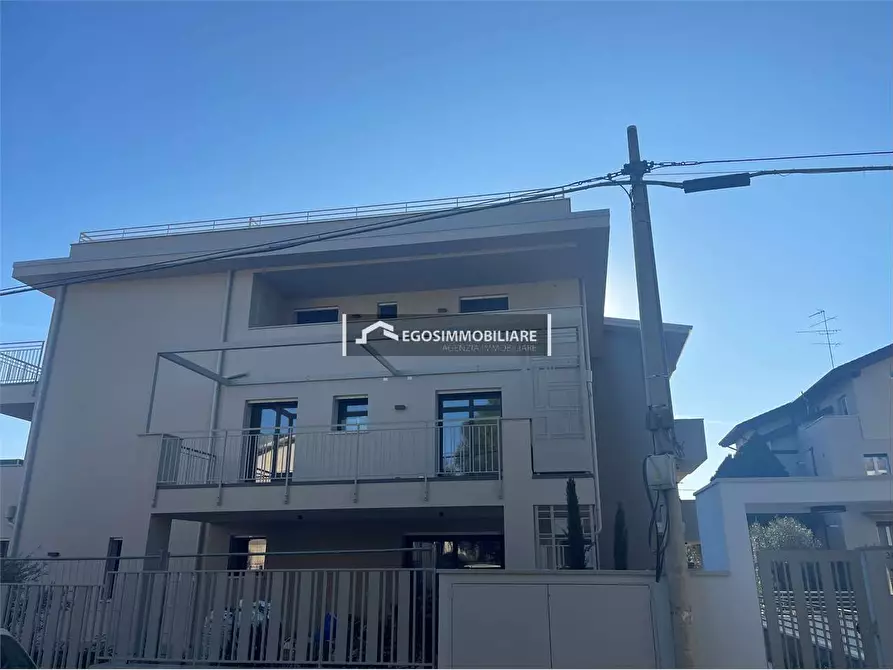 Immagine 1 di Trilocale in vendita  in Via Sirmione 21 a Desenzano Del Garda