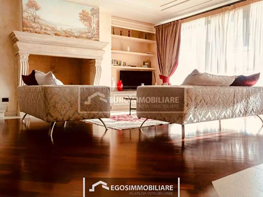 Immagine 2 di Villa in vendita  a Padenghe Sul Garda