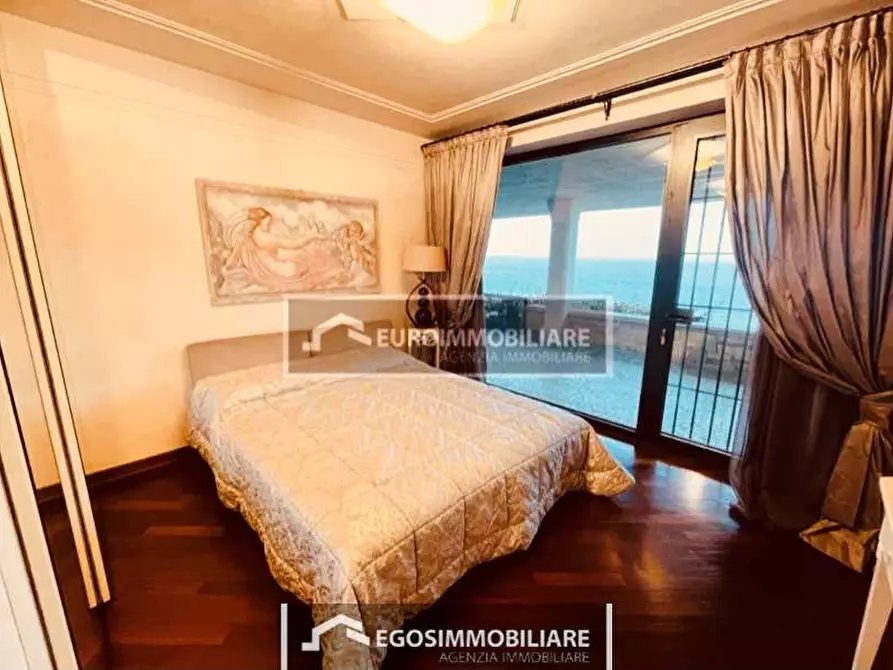 Immagine 17 di Villa in vendita  a Padenghe Sul Garda