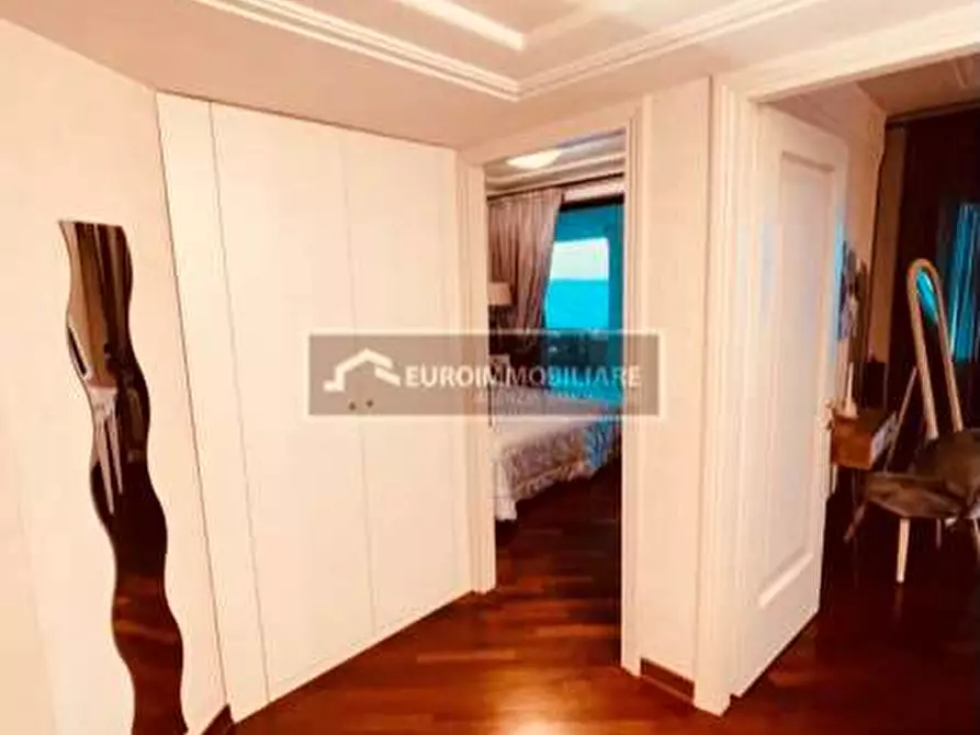 Immagine 18 di Villa in vendita  a Padenghe Sul Garda