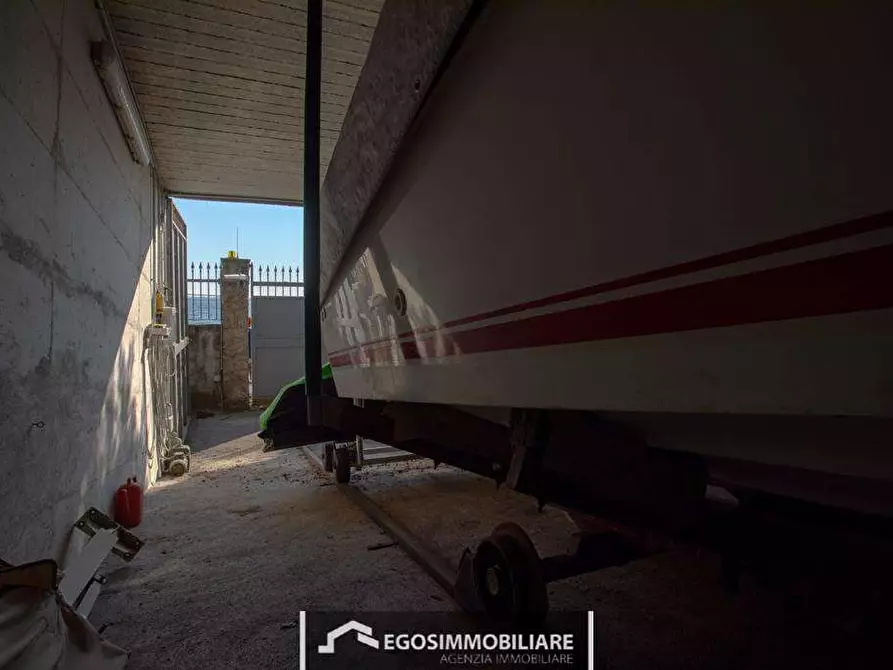 Immagine 35 di Villa in vendita  a Padenghe Sul Garda