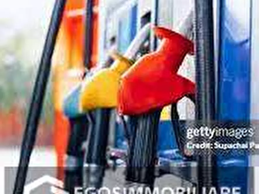 Immagine 3 di Garage in vendita  a Desenzano Del Garda