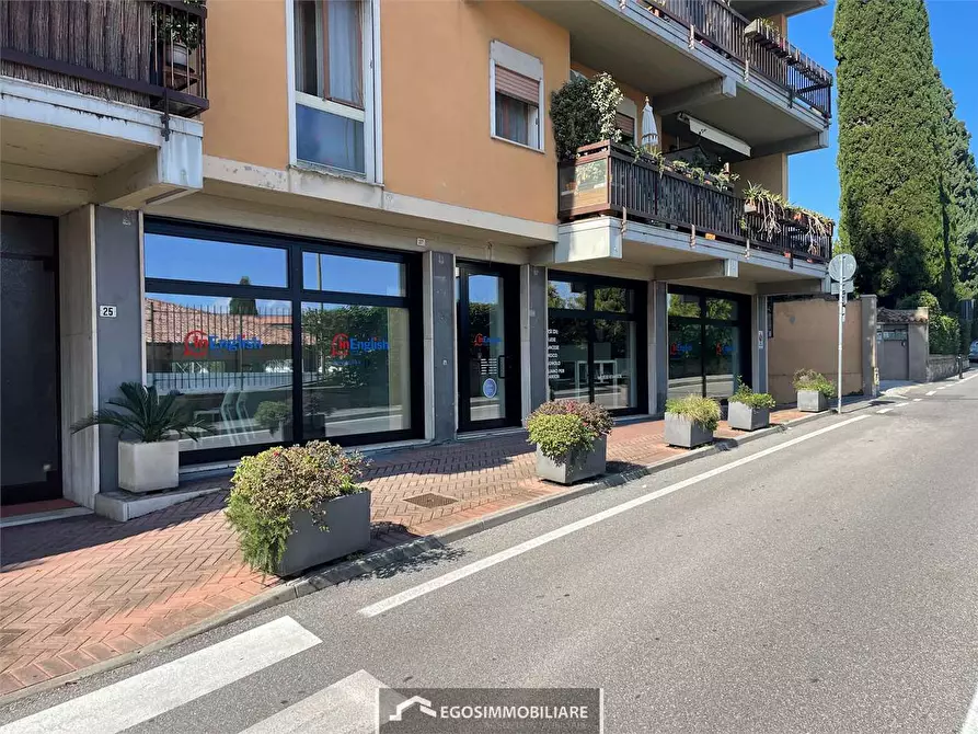 Immagine 2 di Negozio in affitto  in Via Scavi Romani  29 a Desenzano Del Garda