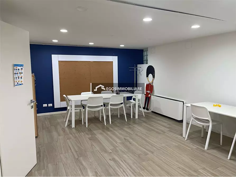 Immagine 8 di Negozio in affitto  in Via Scavi Romani  29 a Desenzano Del Garda