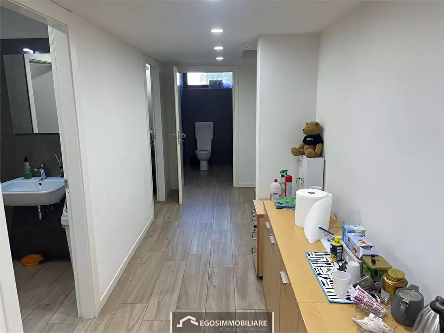 Immagine 10 di Negozio in affitto  in Via Scavi Romani  29 a Desenzano Del Garda