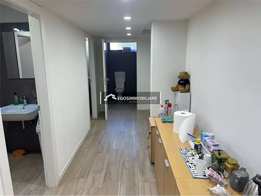 Immagine 10 di Negozio in affitto  in Via Scavi Romani  29 a Desenzano Del Garda