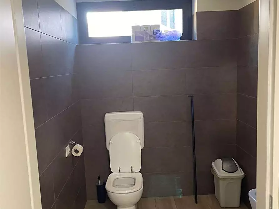 Immagine 12 di Negozio in affitto  in Via Scavi Romani  29 a Desenzano Del Garda