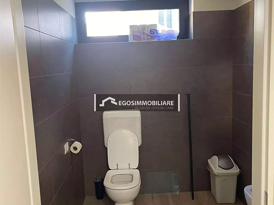 Immagine 12 di Negozio in affitto  in Via Scavi Romani  29 a Desenzano Del Garda