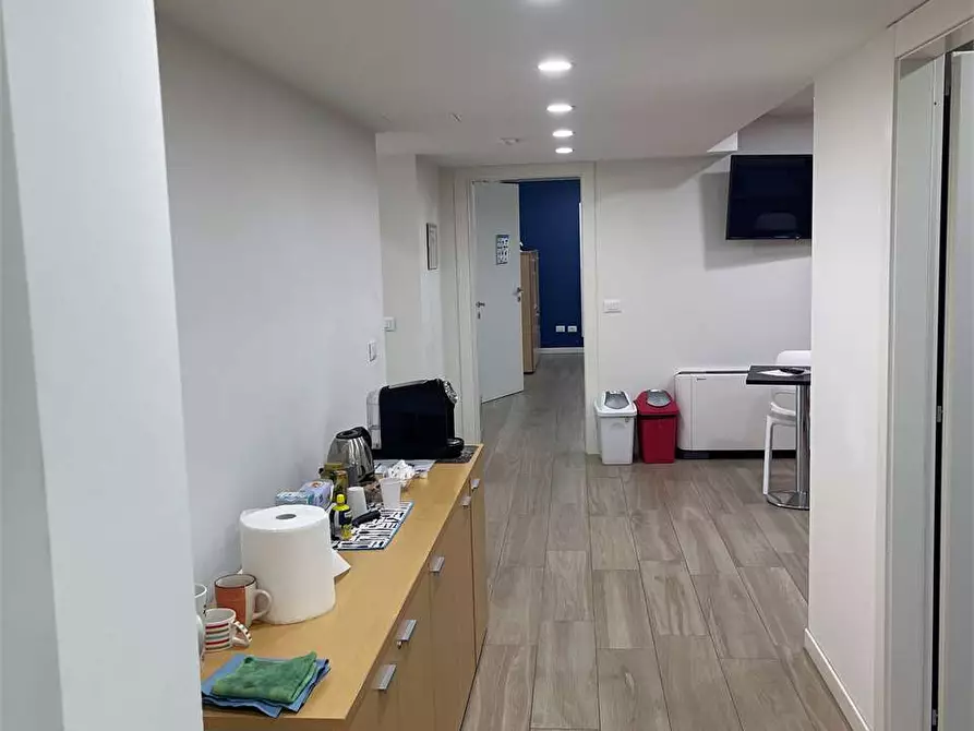 Immagine 15 di Negozio in affitto  in Via Scavi Romani  29 a Desenzano Del Garda