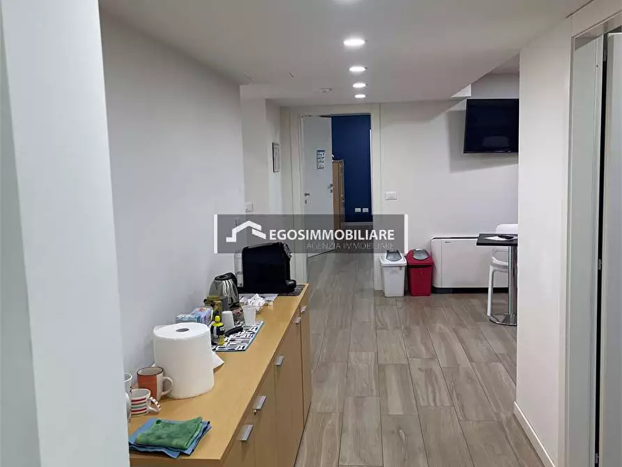 Immagine 15 di Negozio in affitto  in Via Scavi Romani  29 a Desenzano Del Garda