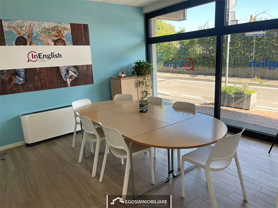 Immagine 5 di Negozio in affitto  in Via Scavi Romani  29 a Desenzano Del Garda