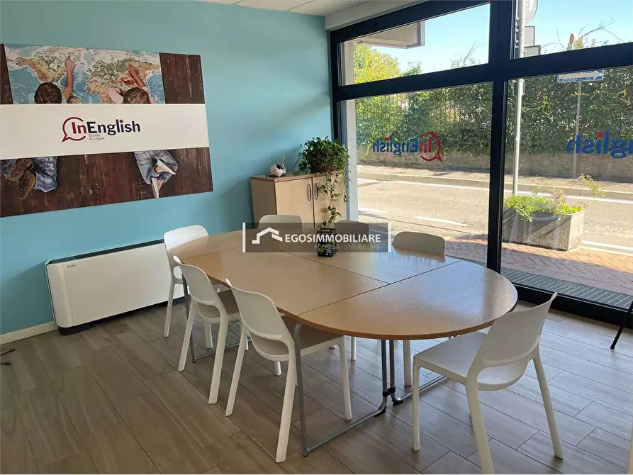 Immagine 5 di Negozio in affitto  in Via Scavi Romani  29 a Desenzano Del Garda