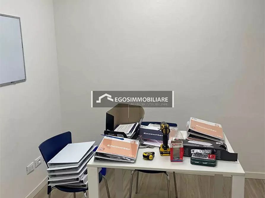 Immagine 21 di Negozio in affitto  in Via Scavi Romani  29 a Desenzano Del Garda