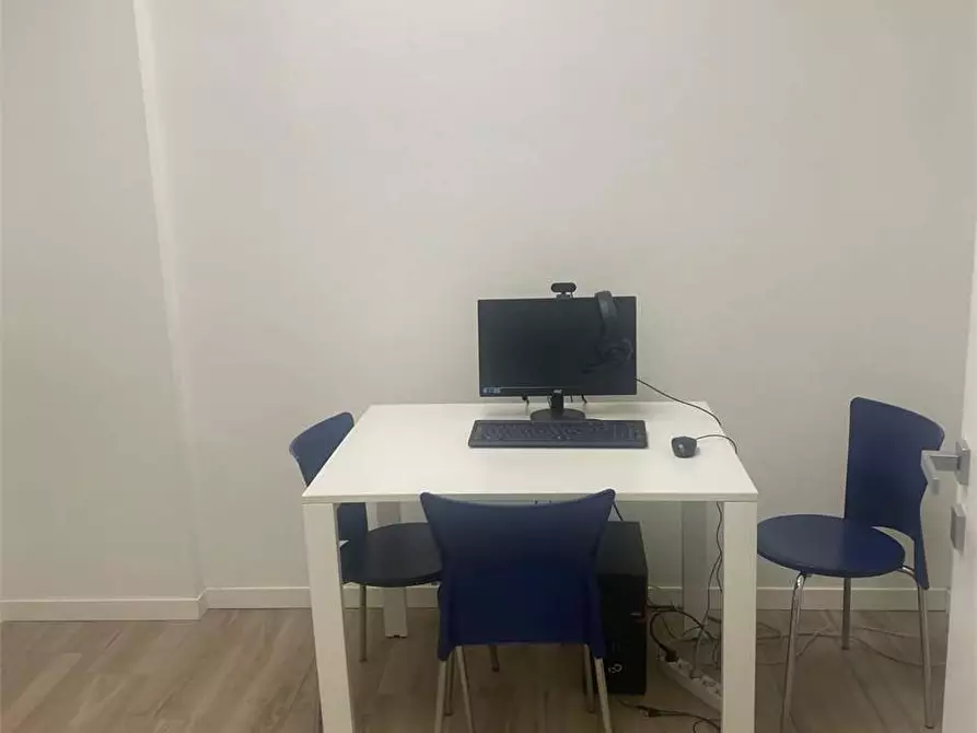 Immagine 24 di Negozio in affitto  in Via Scavi Romani  29 a Desenzano Del Garda