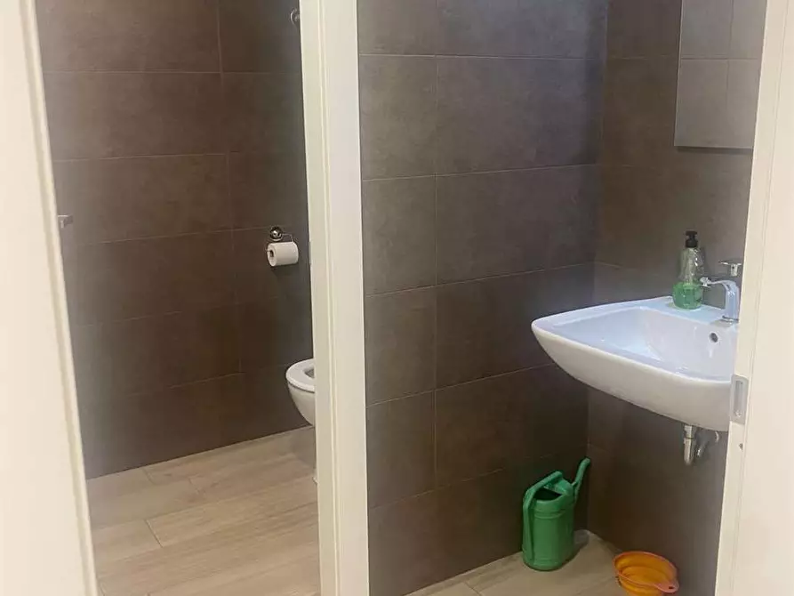 Immagine 27 di Negozio in affitto  in Via Scavi Romani  29 a Desenzano Del Garda