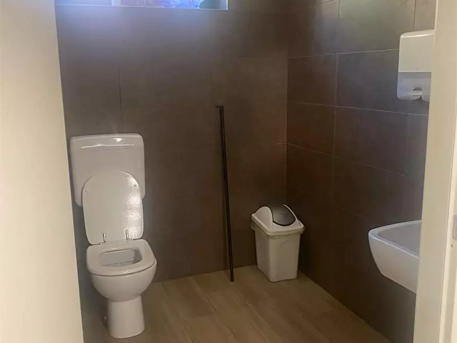 Immagine 28 di Negozio in affitto  in Via Scavi Romani  29 a Desenzano Del Garda