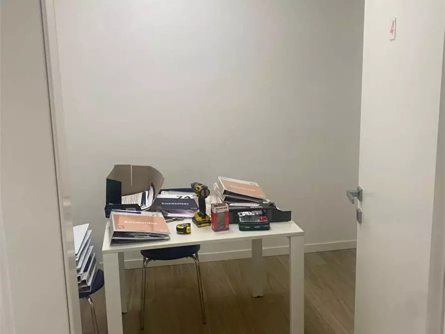 Immagine 30 di Negozio in affitto  in Via Scavi Romani  29 a Desenzano Del Garda