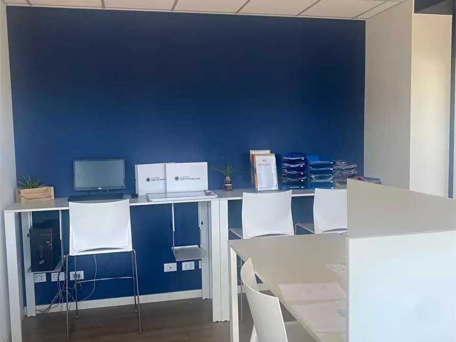 Immagine 37 di Negozio in affitto  in Via Scavi Romani  29 a Desenzano Del Garda