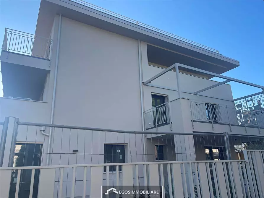 Immagine 7 di Trilocale in vendita  in Via Sirmione 21 a Desenzano Del Garda