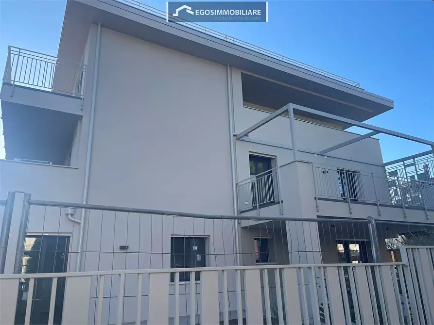 Immagine 4 di Attico in vendita  in Via Sirmione 21 a Desenzano Del Garda