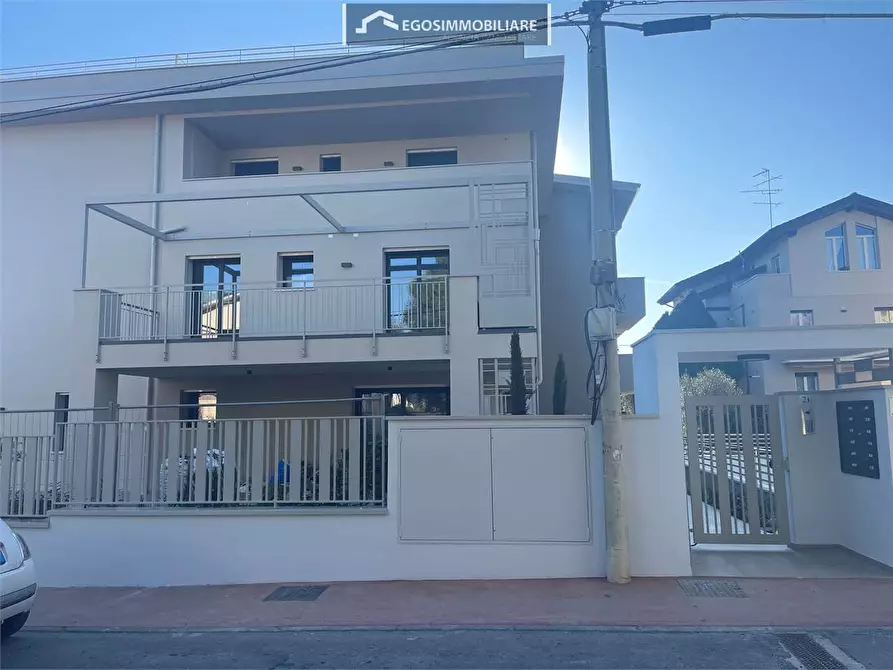 Immagine 5 di Attico in vendita  in Via Sirmione 21 a Desenzano Del Garda