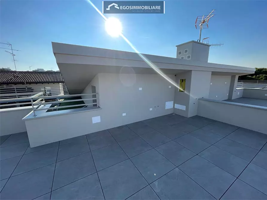 Immagine 21 di Attico in vendita  in Via Sirmione 21 a Desenzano Del Garda