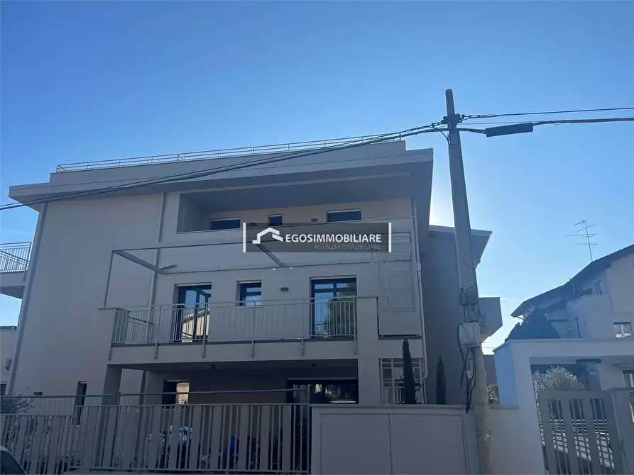 Immagine 3 di Trilocale in vendita  in Via Sirmione 21 a Desenzano Del Garda