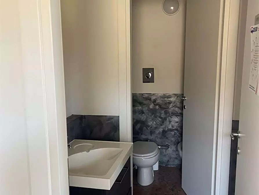 Immagine 9 di Ufficio in affitto  in Piazza Malvezzi a Desenzano Del Garda