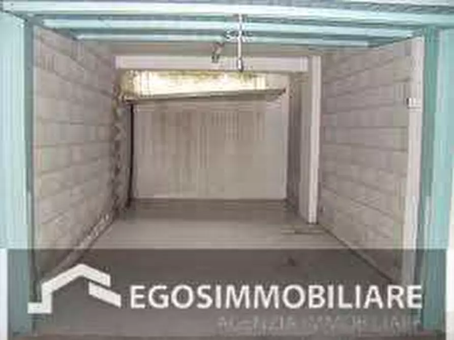 Immagine 1 di Garage in vendita  in Via San Benedetto a Desenzano Del Garda