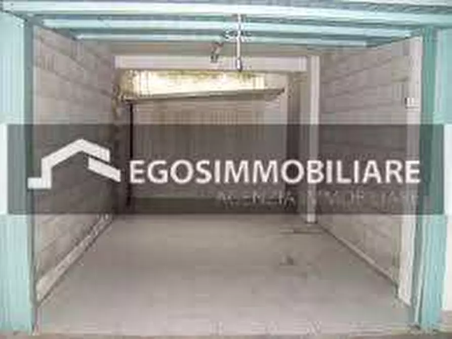 Immagine 1 di Garage in vendita  in Via San Benedetto a Desenzano Del Garda