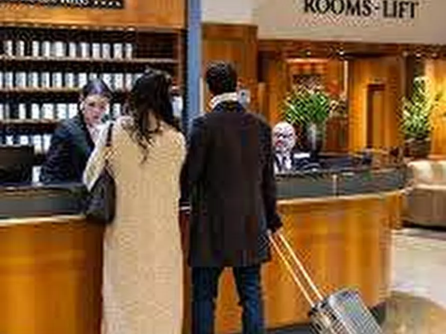 Immagine 3 di Hotel in vendita  in Viale Alcide De Gasperi snc a Salò