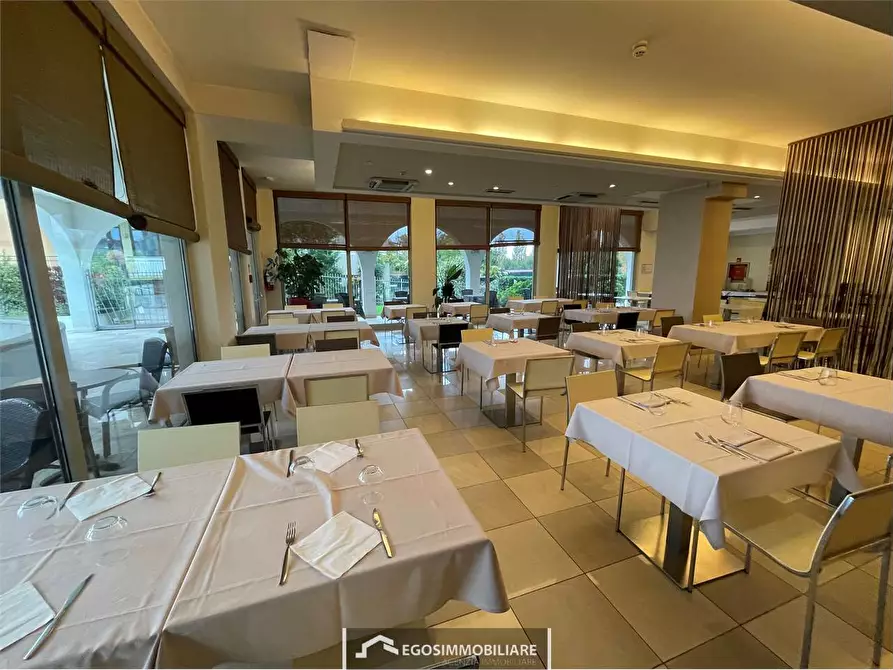 Immagine 2 di Negozio in affitto  in Via Tintoretto snc a Peschiera Del Garda