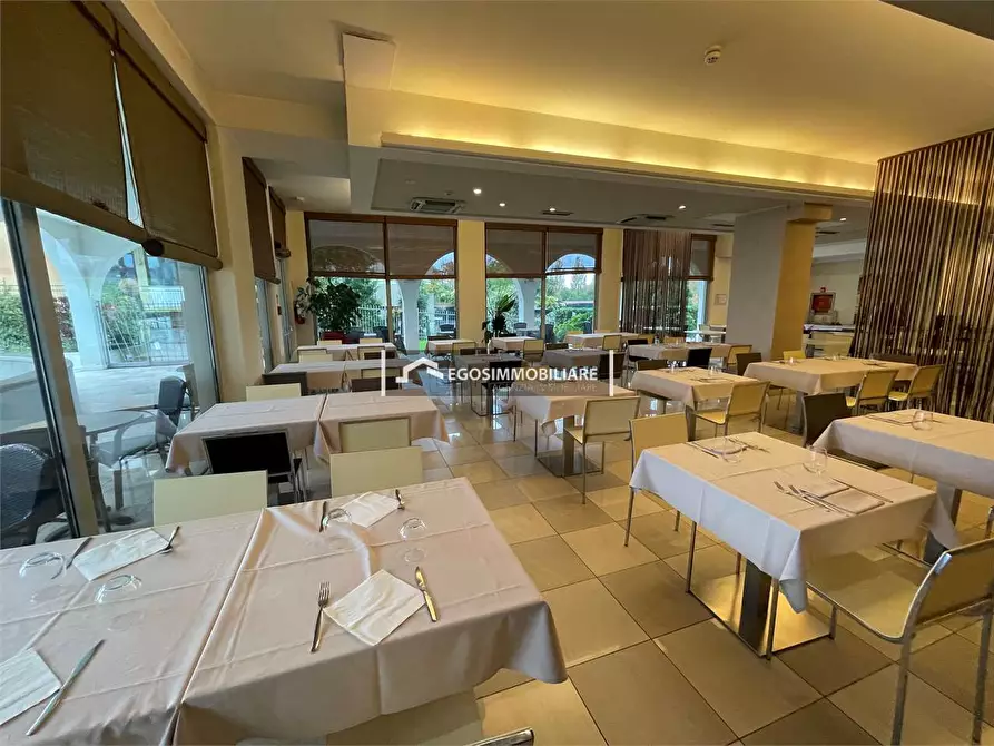 Immagine 2 di Negozio in affitto  in Via Tintoretto snc a Peschiera Del Garda