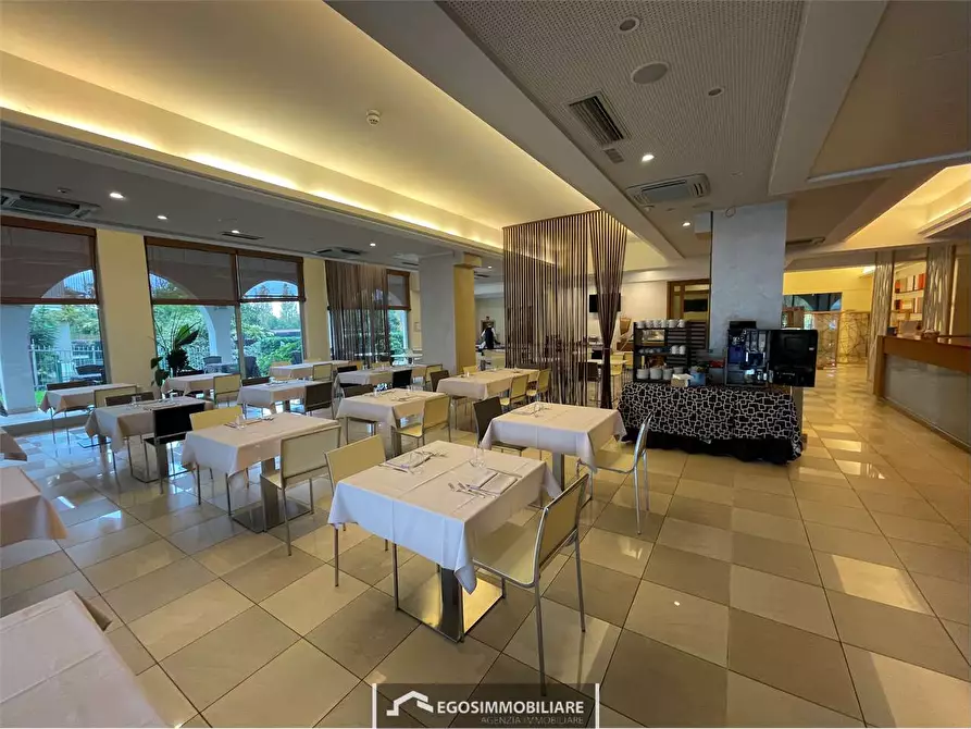 Immagine 3 di Negozio in affitto  in Via Tintoretto snc a Peschiera Del Garda