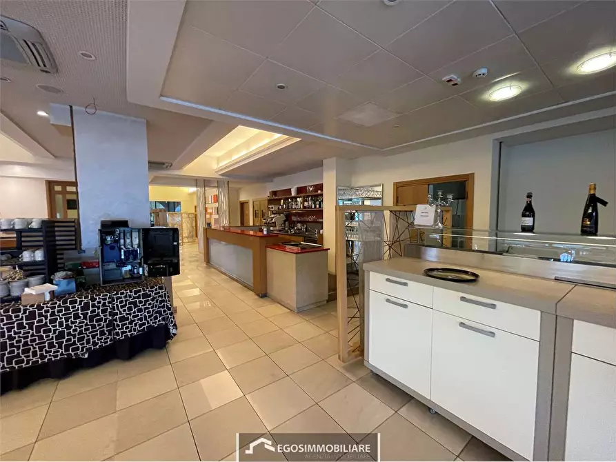 Immagine 4 di Negozio in affitto  in Via Tintoretto snc a Peschiera Del Garda