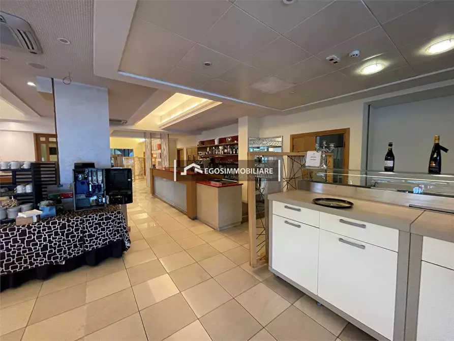 Immagine 4 di Negozio in affitto  in Via Tintoretto snc a Peschiera Del Garda