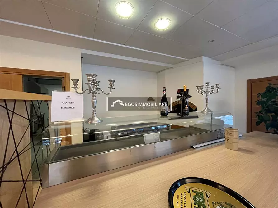 Immagine 5 di Negozio in affitto  in Via Tintoretto snc a Peschiera Del Garda