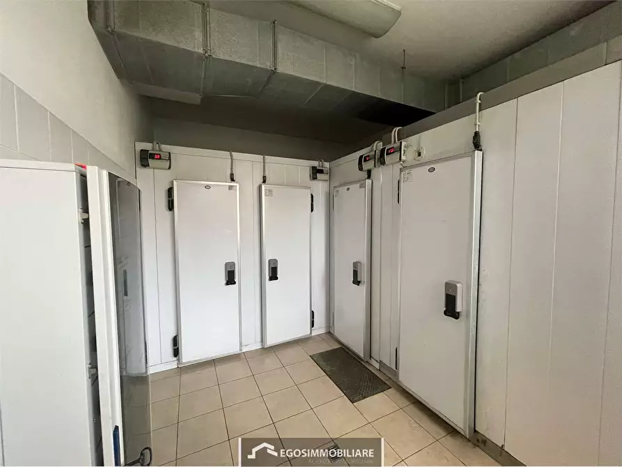 Immagine 6 di Negozio in affitto  in Via Tintoretto snc a Peschiera Del Garda