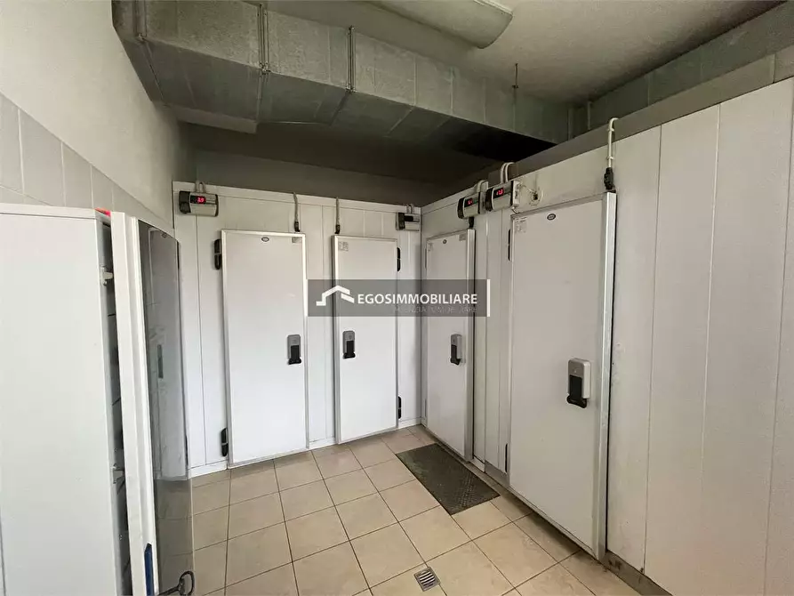 Immagine 6 di Negozio in affitto  in Via Tintoretto snc a Peschiera Del Garda