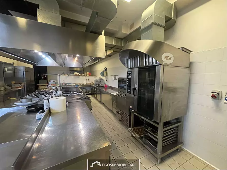 Immagine 8 di Negozio in affitto  in Via Tintoretto snc a Peschiera Del Garda