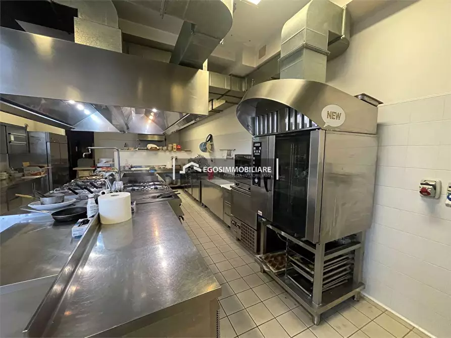 Immagine 8 di Negozio in affitto  in Via Tintoretto snc a Peschiera Del Garda