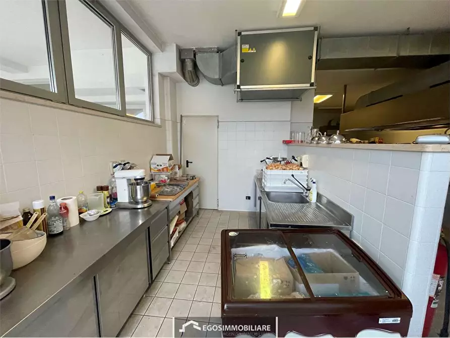 Immagine 9 di Negozio in affitto  in Via Tintoretto snc a Peschiera Del Garda