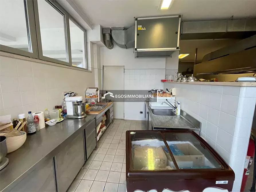 Immagine 9 di Negozio in affitto  in Via Tintoretto snc a Peschiera Del Garda