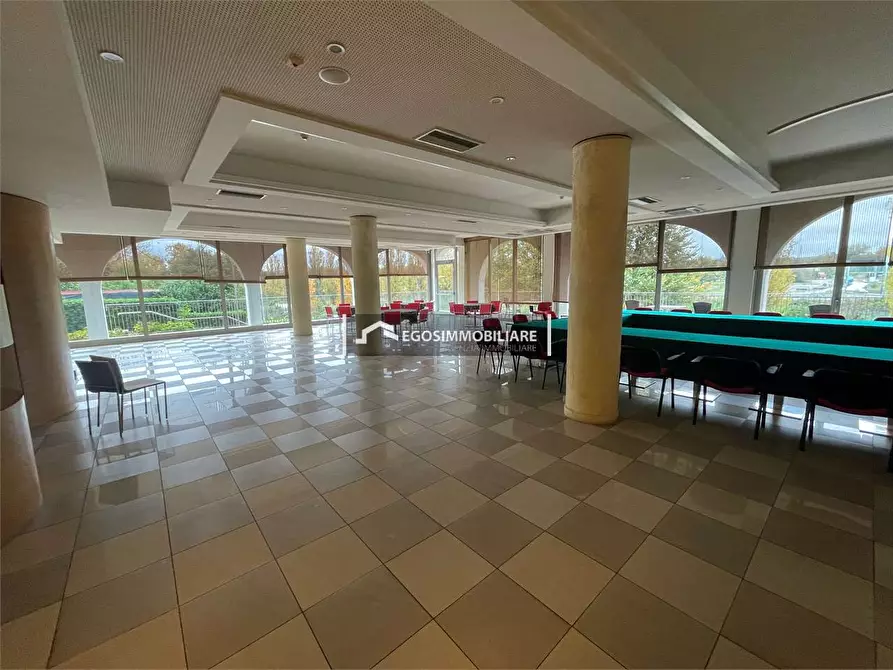 Immagine 10 di Negozio in affitto  in Via Tintoretto snc a Peschiera Del Garda