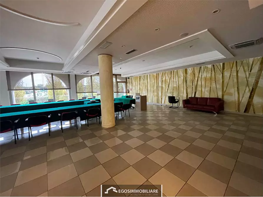 Immagine 11 di Negozio in affitto  in Via Tintoretto snc a Peschiera Del Garda