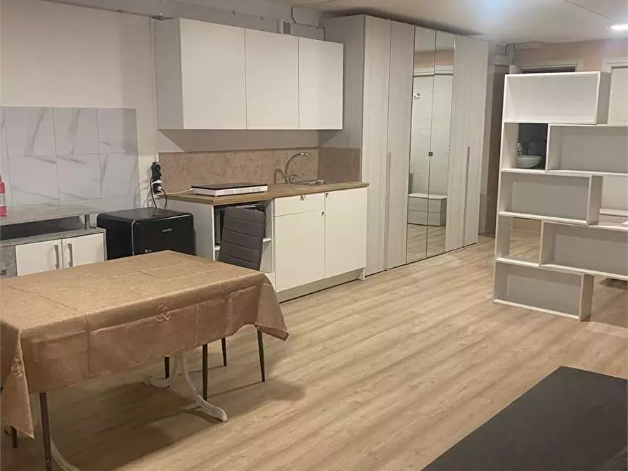 Immagine 4 di Monolocale in affitto  in Via Lungo Lago Cesare Battisti a Desenzano Del Garda