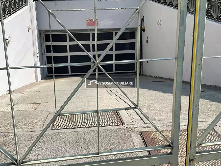 Immagine 5 di Garage in affitto  in Via Irta a Desenzano Del Garda