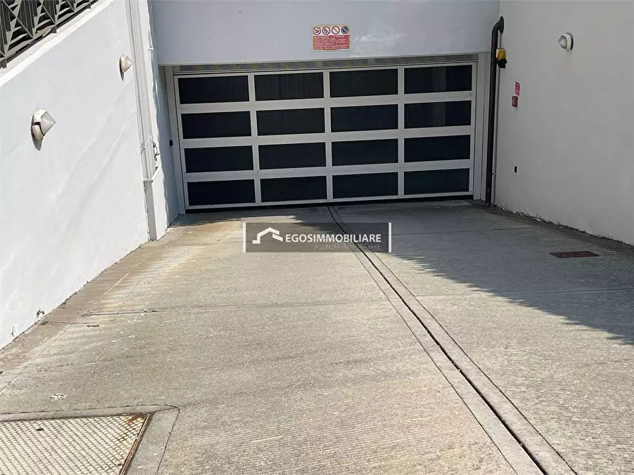 Immagine 1 di Garage in affitto  in Via Irta a Desenzano Del Garda