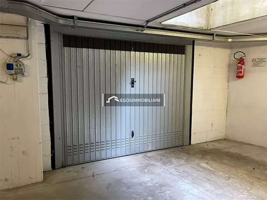 Immagine 2 di Garage in affitto  in Via Irta a Desenzano Del Garda